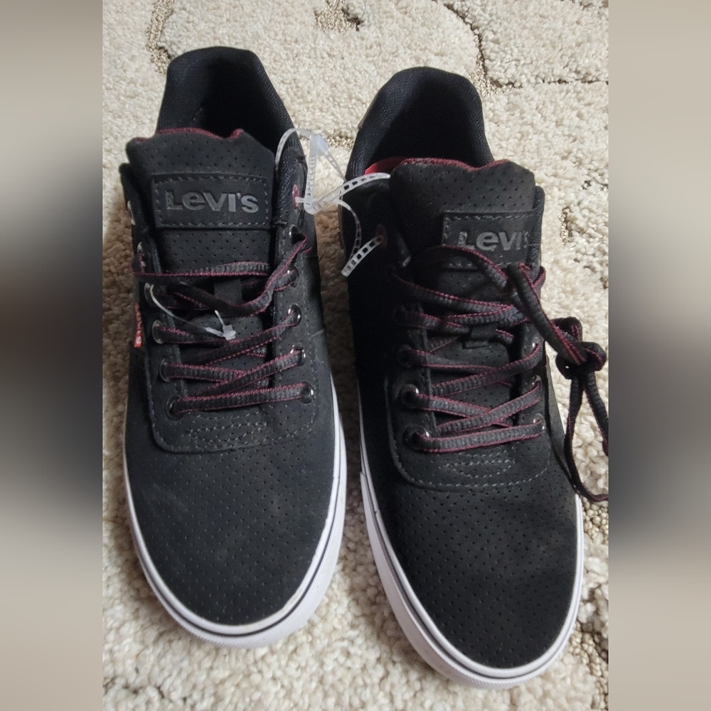 Nwt mens size 8 levis black sneakers